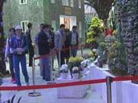 八年老兵担任升旗手 万名市民同唱国歌