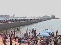 岛城各大景点人山人海 不少路口堵成一锅粥