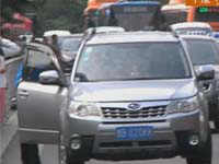 严查海边乱停车 交警罚单贴起来绝不手软