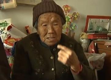 让轮椅转起来：恩爱老夫妻转来爱心轮椅