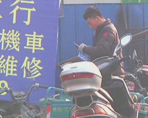 大胆小偷监控下偷摩托 维修点开锁后顺利逃脱