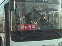 返乡专车开进大学校园 学生可随到随走