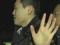市南交警严查酒驾 一酒司机“失控”撕烂驾照