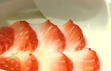 绝对美味：天香滑嫩的草莓双皮奶