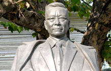 《人民艺术家老舍先生铜像》