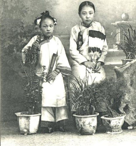 到了明代,女子缠足的风气更盛,都认为这是时髦,坊曲中的妓女无不以