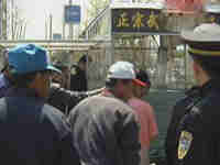 相关部门展开市容整治 清理路边游商浮贩