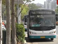 醉酒行人闹公交 称被撞动手打人