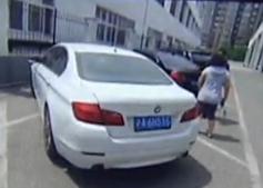 憋屈：路边停车车被砸