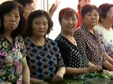 端午节包粽子走进八大湖街道金湖路社区