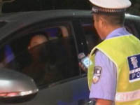 假日交警夜查 酒司机再上路