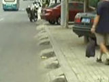 人行道成了死胡同 水泥接坡惹的祸