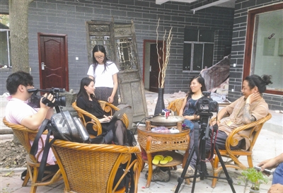 辞职看世界 女教师定居成都 有公司欲送其别墅