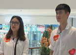 街头情侣接受默契挑战