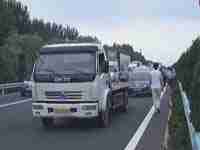 居民小区尘土飞扬 门前小路迟迟不完工