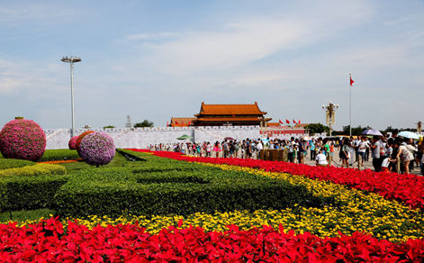 天安门广场花坛基本完成游客如织