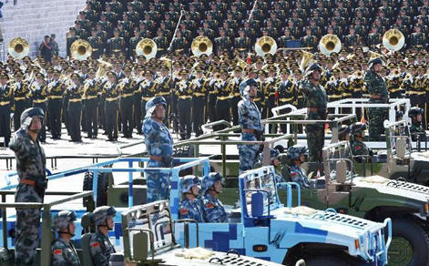 装备方队通过天安门广场