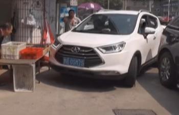 大块头“福特”堵路口 被附近居民仍满垃圾