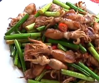 绝对美味：鲜香味美的蒜薹烧笔管鱼