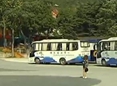 崂山景区游客数量激增 乘车点秩序井然