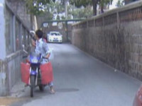 老人意外摔倒 公交司机伸援手