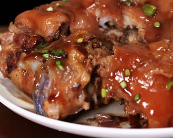 一手美食：入口即化的扒肘子