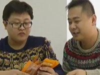 黄岛两女孩被害案开庭 被告人不时低头玩手指