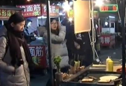 看客多买家少 夜市生意不好做