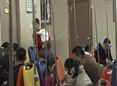 急诊室里病号扎堆 老人孩子排队打点滴