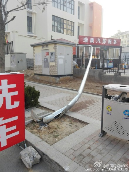 人行道断口锋利_杆子 人行道 安全隐患_青岛网