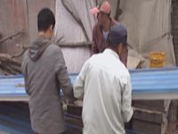 清理汉河山上违法建筑