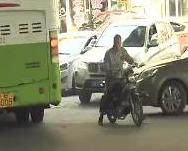 摩托车电动车不守规矩 无视信号灯乱穿斑马线