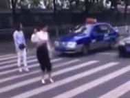 斑马线前减速礼让 红飘带车队积极响应