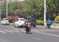 礼让斑马线 引导志愿者在行动