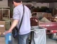 快递员“月入过万”不足1%  收入不高工作早六晚八