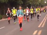 清晨打响发令枪 山地越野挑战赛正式开跑
