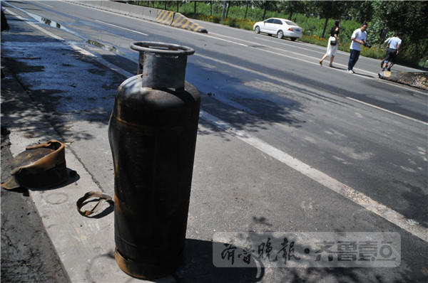 山东一拉煤气罐货车爆炸 零件满天飞_煤气罐 