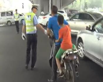 交警查处违法上路摩托车