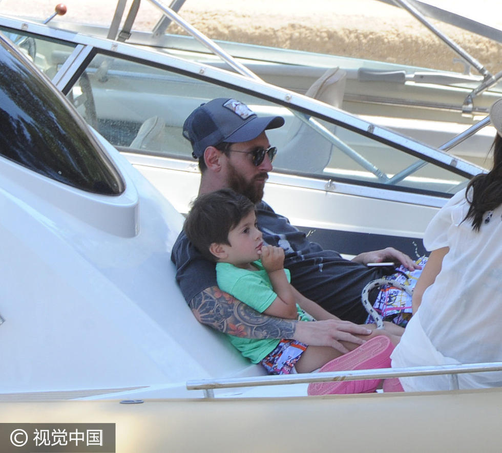 梅西度假开摩托艇 女友比基尼身材傲人