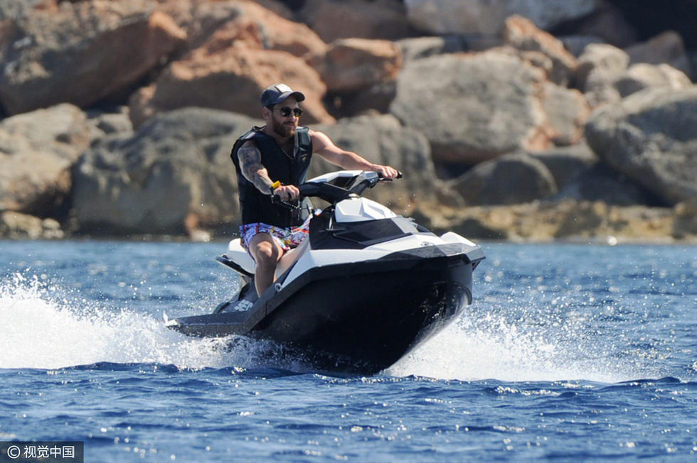 梅西度假开摩托艇 女友比基尼身材傲人