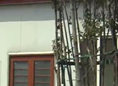 拆除居民楼内违法建筑群
