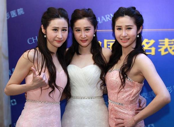 侯耀华三女整容后登台 表情僵硬