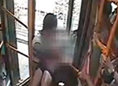 女乘客突发疾病 众人合力施救