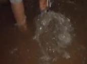 暴雨过后小区积水未缓解 旁边工厂又添乱