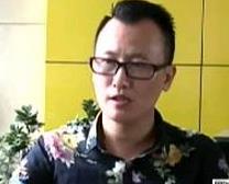 男子街头搭讪5000女孩 总结技巧开班授课