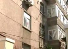 居民楼旁污水外溢臭不可闻 楼上居民深受其害