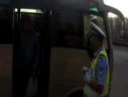 疯狂中客车超员一倍多 遇警察躲躲闪闪想要逃避检查