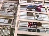 楼上邻居扔垃圾 小区花园成了垃圾场