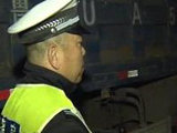 市北交警深夜查处违法超载大货车