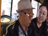 安放爱心板凳 八旬老人的奔波一日